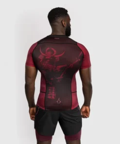 Rashguard Venum Assassin’s Creed Shadows manches courtes Rouge-noir