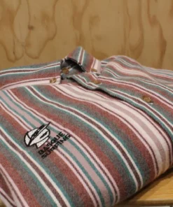 Camisa manga larga rayas verticales rosadas, «Basque Surfing» con «As en la Manga»