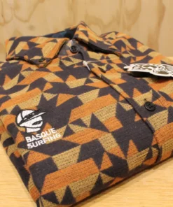 Camisa manga larga estampada naranja, «Basque Surfing» con «As en la Manga»