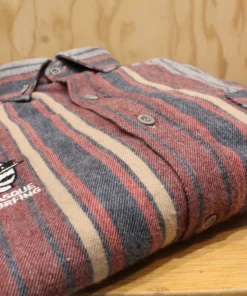 Camisa manga larga con rayas verticales granates y azules, «Basque Surfing» con «As en la Manga»